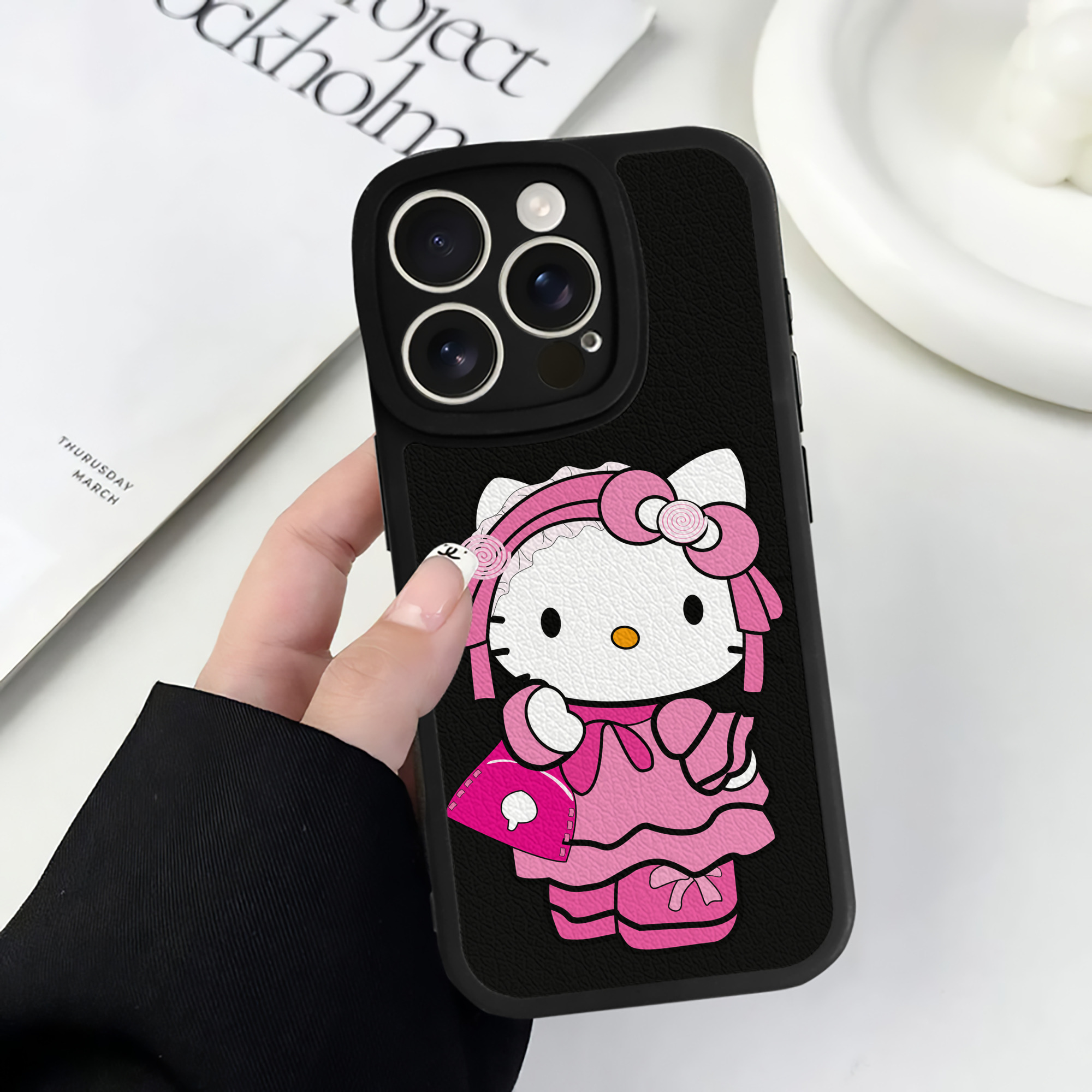 （画像用） Hello Kitty ハローキティ 【iPhone 16シリーズ対応】シリコンスマホケース（レザー調） 材質：シリコン